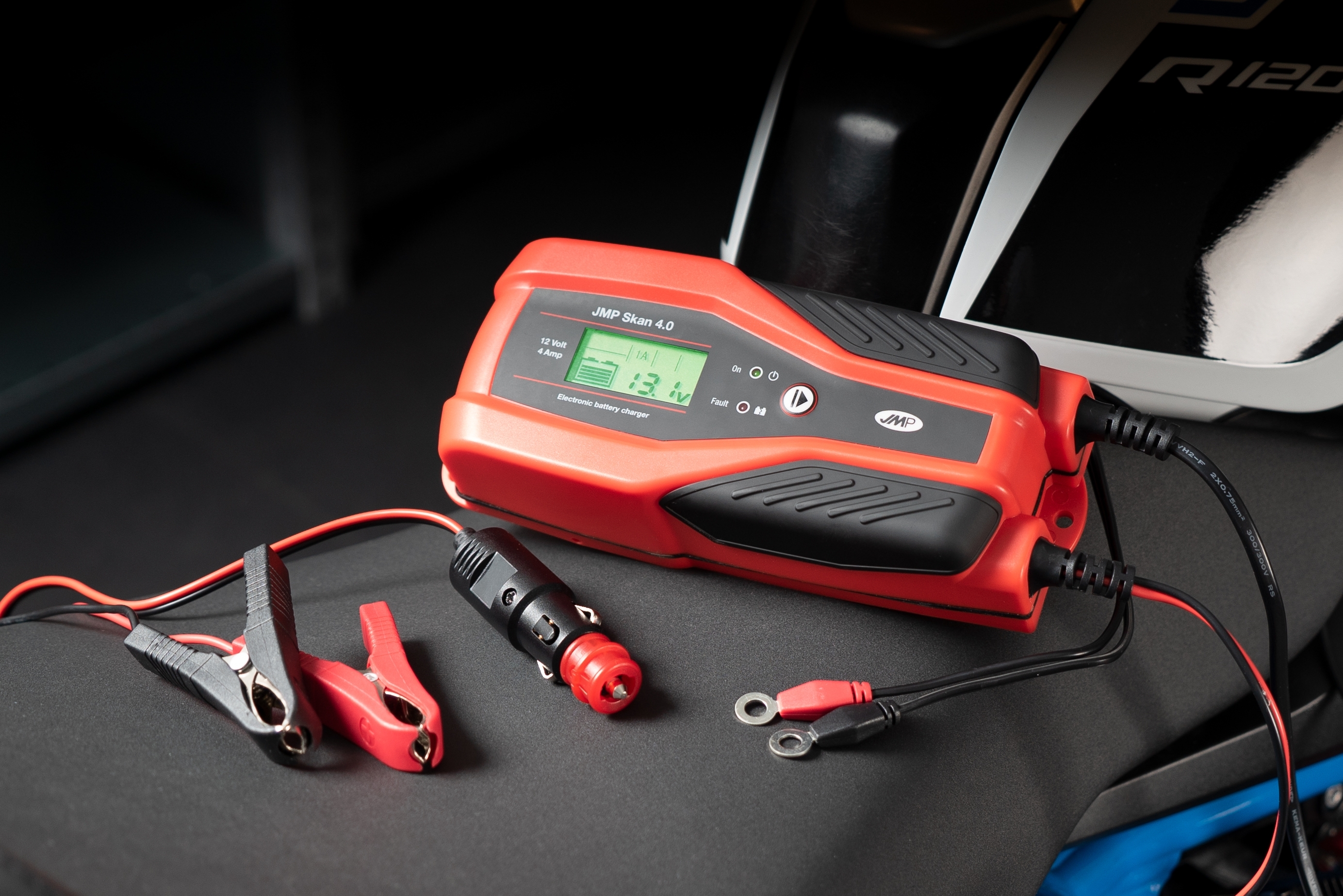 JMP Batterieladegerät Skan 4.0 12V 1A bis 4A Säure Gel AGM Lithium Canbus inkl. Adapter