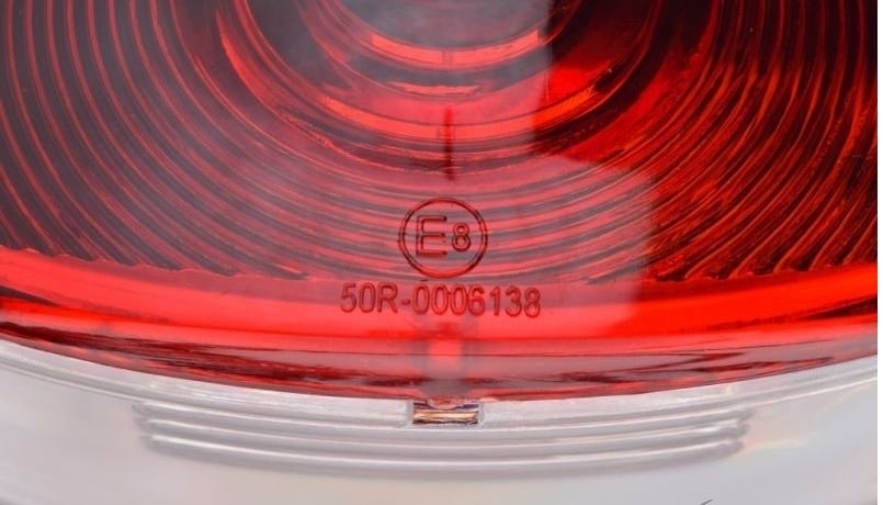 Universal Rücklicht Rückleuchte schwarz mit Kennzeichenbeleuchtung für Motorrad Roller M6 x1.0